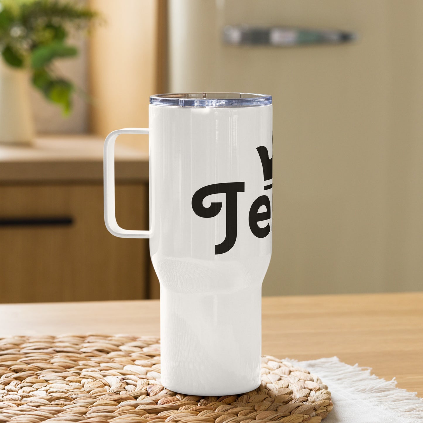 Travel mug with a handle